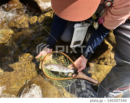 川で釣りをする女性 川で釣りをする女性 140307340
