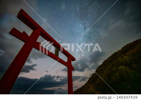 赤い鳥居と天の川星景 屋久島(冬 赤い鳥居と天の川星景 屋久島(冬 140307439