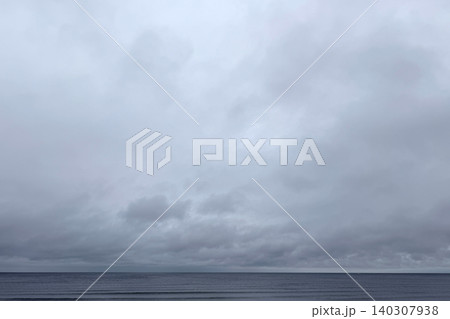 落ち着いた色彩が美しい曇り空と海 140307938