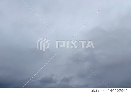 雨を予感させる雲が広がる曇天の空 雨を予感させる雲が広がる曇天の空 140307942