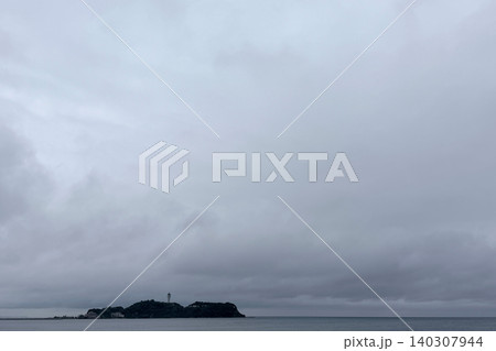 重厚な雲の下に広がる落ち着いた海と江ノ島 重厚な雲の下に広がる落ち着いた海と江ノ島 140307944
