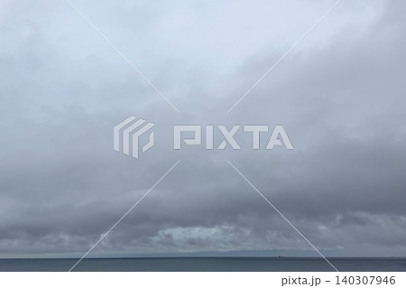 厚い雲に覆われた静かな海の風景 厚い雲に覆われた静かな海の風景 140307946