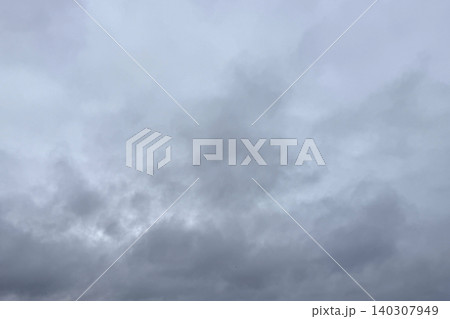 雲の切れ間から淡い光が差し込む曇り空の風景 雲の切れ間から淡い光が差し込む曇り空の風景 140307949