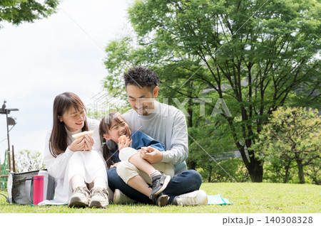 芝生の上で笑顔で休日を楽しむ仲良し家族 ピクニックでサンドイッチのお弁当を食べる 全身 芝生の上で笑顔で休日を楽しむ仲良し家族 ピクニックでサンドイッチのお弁当を食べる 全身 140308328