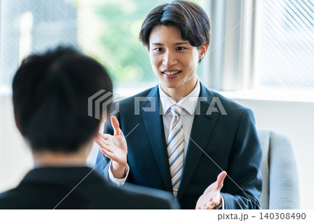 オフィスで商談するビジネスマン オフィスで商談するビジネスマン 140308490