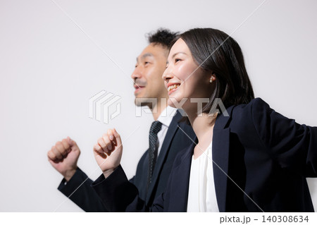 目標達成へ向かって挑戦する走るポーズの男女社員の成長と成功を表現したビジネスイメージ　クローズアップ 140308634