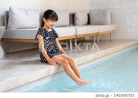 プールで遊ぶ女の子 140308783