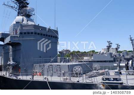 横須賀基地に停泊する試験艦あすか 140308789