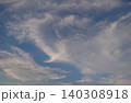 空と白い雲 140308918
