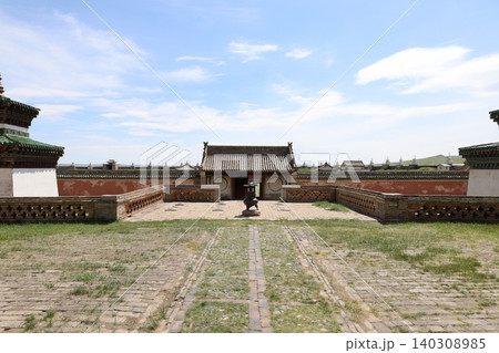 モンゴルのカラコルムにある世界遺産のエルデネゾー寺院2 モンゴルのカラコルムにある世界遺産のエルデネゾー寺院2 140308985