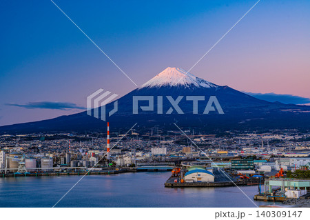 (静岡県)田子の浦港から眺める富士山 夕景 (静岡県)田子の浦港から眺める富士山 夕景 140309147