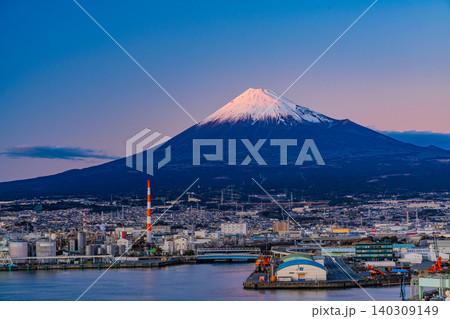 (静岡県)田子の浦港から眺める富士山 夕景 (静岡県)田子の浦港から眺める富士山 夕景 140309149