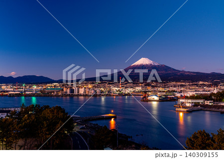 （静岡県）田子の浦港から眺める富士山　夕景 140309155