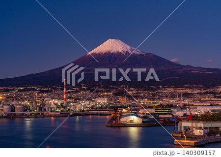 (静岡県)田子の浦港から眺める富士山 夕景 (静岡県)田子の浦港から眺める富士山 夕景 140309157