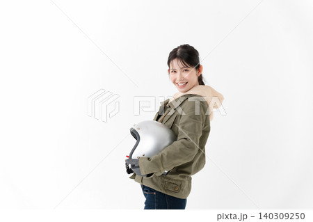ヘルメットを持つ女性 ヘルメットを持つ女性 140309250