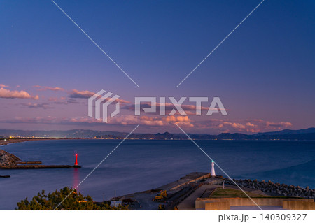 (静岡県)田子の浦港 白・赤灯台 駿河湾 夕景 (静岡県)田子の浦港 白・赤灯台 駿河湾 夕景 140309327