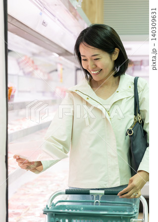 スーパーで買い物をする主婦 スーパーで買い物をする主婦 140309631