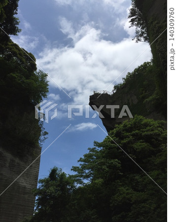 鋸山地獄のぞきと峡谷の空 鋸山地獄のぞきと峡谷の空 140309760