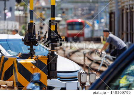 踏切の遮断機と交差する電車・車・自転車の交通風景 踏切の遮断機と交差する電車・車・自転車の交通風景 140309799