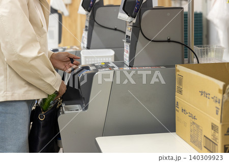 商品をバッグに隠す万引きのシーン 商品をバッグに隠す万引きのシーン 140309923