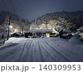 乗降客のいない闇夜に浮かぶ因美線那岐駅 140309953