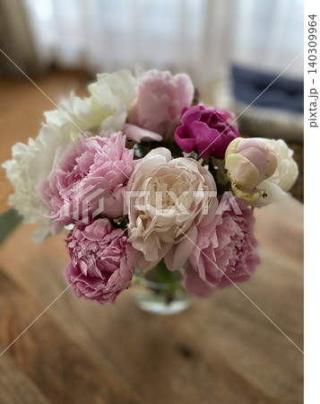 ピンクと白の芍薬のフラワーアレンジメントと温かみのあるインテリア ピンクと白の芍薬のフラワーアレンジメントと温かみのあるインテリア 140309964