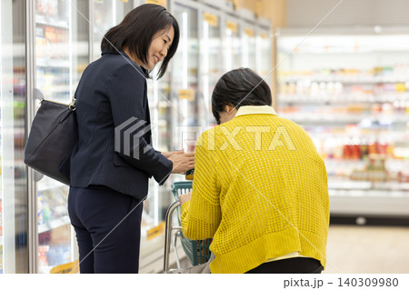 シニアの買い物に付き添う女性 シニアの買い物に付き添う女性 140309980