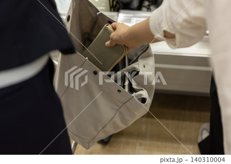 買い物中に財布を盗まれる 140310004