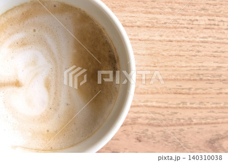 木のテーブルに置かれた温かいカフェラテ、俯瞰、コピースペース、背景素材、横位置 木のテーブルに置かれた温かいカフェラテ、俯瞰、コピースペース、背景素材、横位置 140310038