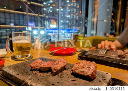 夜景の綺麗なお店、岩盤プレートで焼くステーキが最高にビールた合う！ 140310113