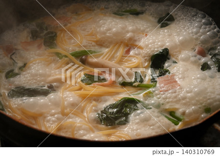 キノコとベーコンとほうれん草のクリームパスタ キノコとベーコンとほうれん草のクリームパスタ 140310769