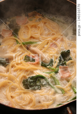 キノコとベーコンとほうれん草のクリームパスタ キノコとベーコンとほうれん草のクリームパスタ 140310770