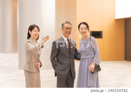 フォーマルな中高年夫婦とスタッフ フォーマルな中高年夫婦とスタッフ 140310782