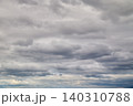 一面に広がるグレーの曇り空と雨雲。雲の表情のバリエーション。 一面に広がるグレーの曇り空と雨雲。雲の表情のバリエーション。 140310788