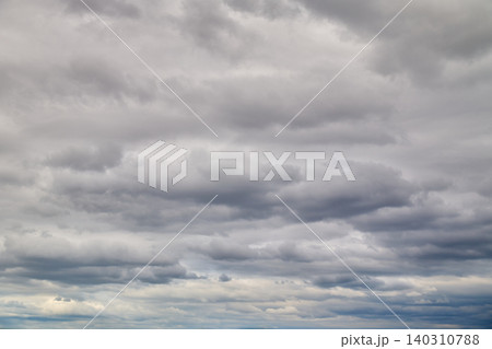 一面に広がるグレーの曇り空と雨雲。雲の表情のバリエーション。 一面に広がるグレーの曇り空と雨雲。雲の表情のバリエーション。 140310788