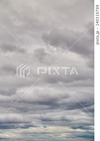 一面に広がるグレーの曇り空と雨雲。雲の表情のバリエーション。 一面に広がるグレーの曇り空と雨雲。雲の表情のバリエーション。 140310789