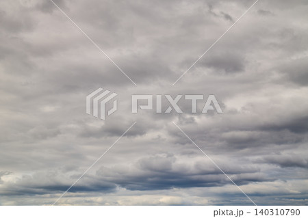一面に広がるグレーの曇り空と雨雲。雲の表情のバリエーション。 一面に広がるグレーの曇り空と雨雲。雲の表情のバリエーション。 140310790