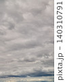 一面に広がるグレーの曇り空と雨雲。雲の表情のバリエーション。 一面に広がるグレーの曇り空と雨雲。雲の表情のバリエーション。 140310791