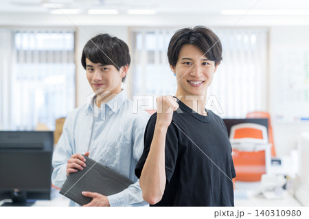 オフィスで働くビジネスパーソン オフィスで働くビジネスパーソン 140310980
