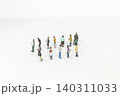 行列するミニチュアの人々 140311033