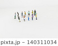 行列するミニチュアの人々 140311034