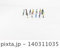 行列するミニチュアの人々 140311035