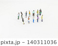 行列するミニチュアの人々 140311036