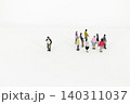 集団から孤立したミニチュアの人 140311037