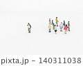 集団から孤立したミニチュアの人 140311038