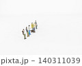 一列に並んだミニチュアの人々 140311039