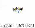 集団から孤立したミニチュアの人 140311041