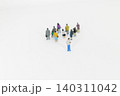 集団から孤立したミニチュアの人 140311042