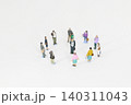 一人を取り囲んだミニチュアの人々 140311043