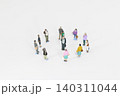 一人を取り囲んだミニチュアの人々 140311044